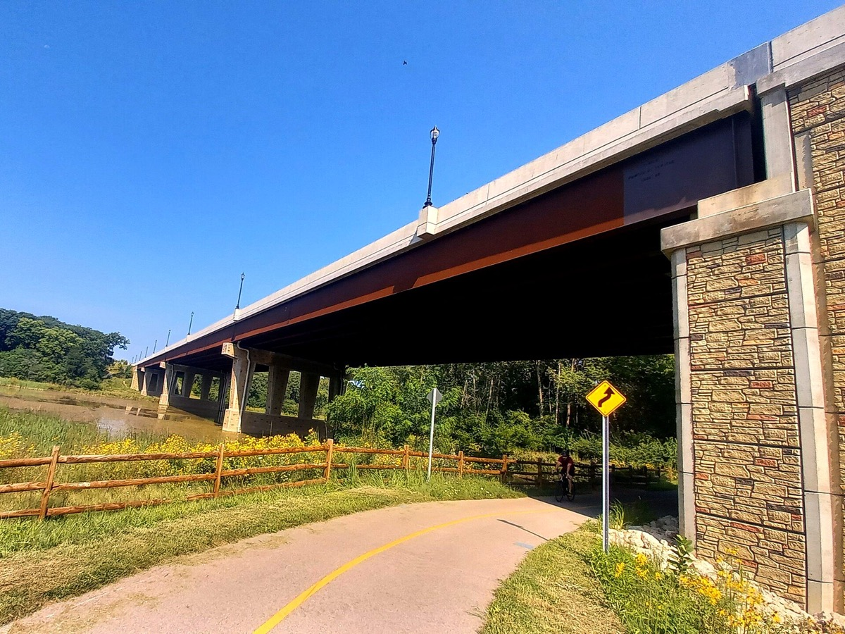 The Longmeadow Parkway bridge over a trail in Carpentersville, Illinois. Photo: AlphaBeta135, CC BY-SA 4.0, via Wikimedia Commons.