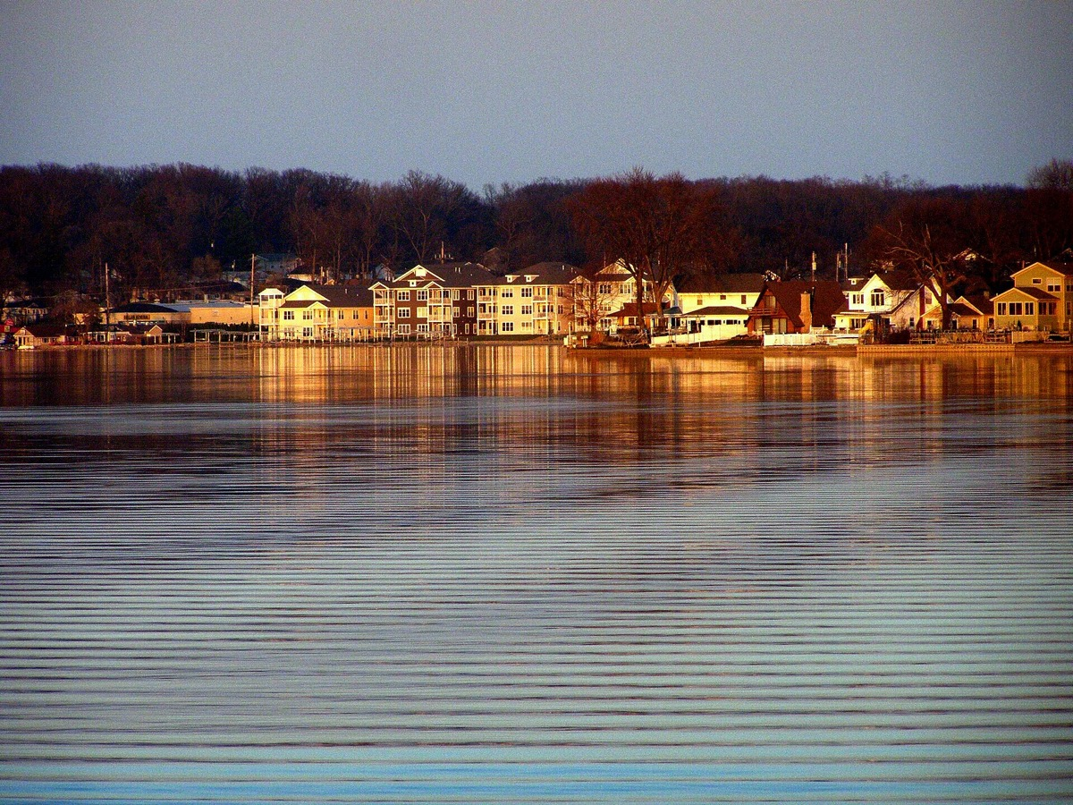 Homes along the shore of Cedar Lake, Indiana. Photo: Chris Light, CC BY-SA 4.0, via Wikimedia Commons.