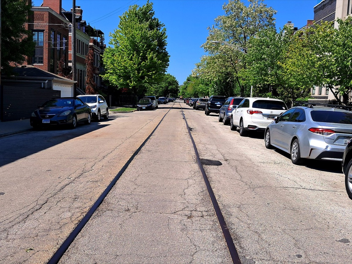 A tree lined street with old rail tracks along Lakewood Avenue in Chicago. Photo: AlphaBeta135, CC BY 4.0, via Wikimedia Commons.