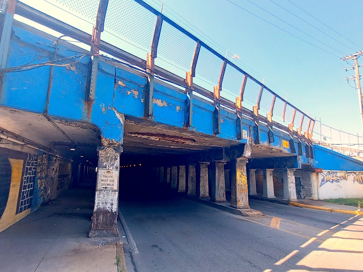 Austin Boulevard at the rail overpass in Cicero, Illinois. Photo: AlphaBeta135, CC BY 4.0, via Wikimedia Commons.