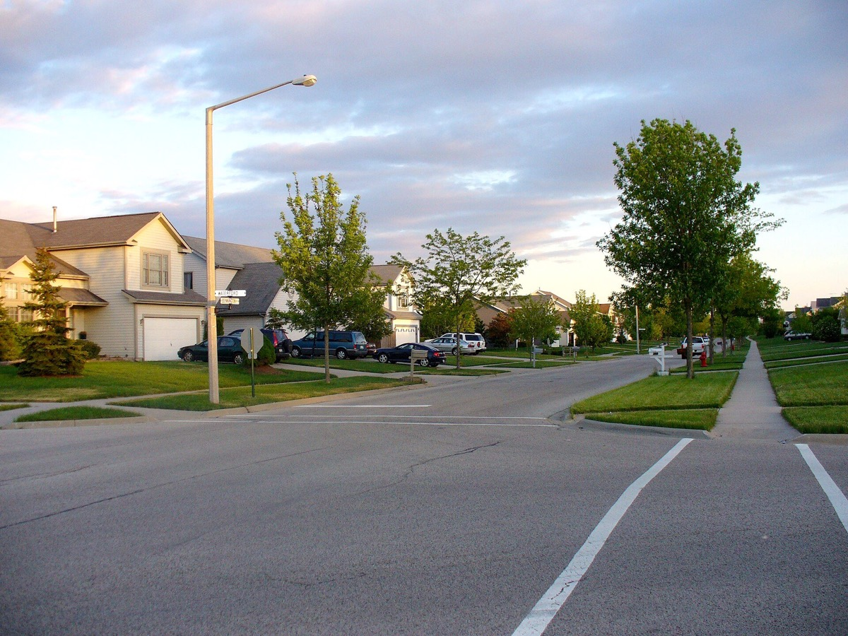 A street and bike path in the Four Colonies area of Crystal Lake, Illinois. Photo: RyanGerbil10 at English Wikipedia, CC BY-SA 3.0, via Wikimedia Commons.