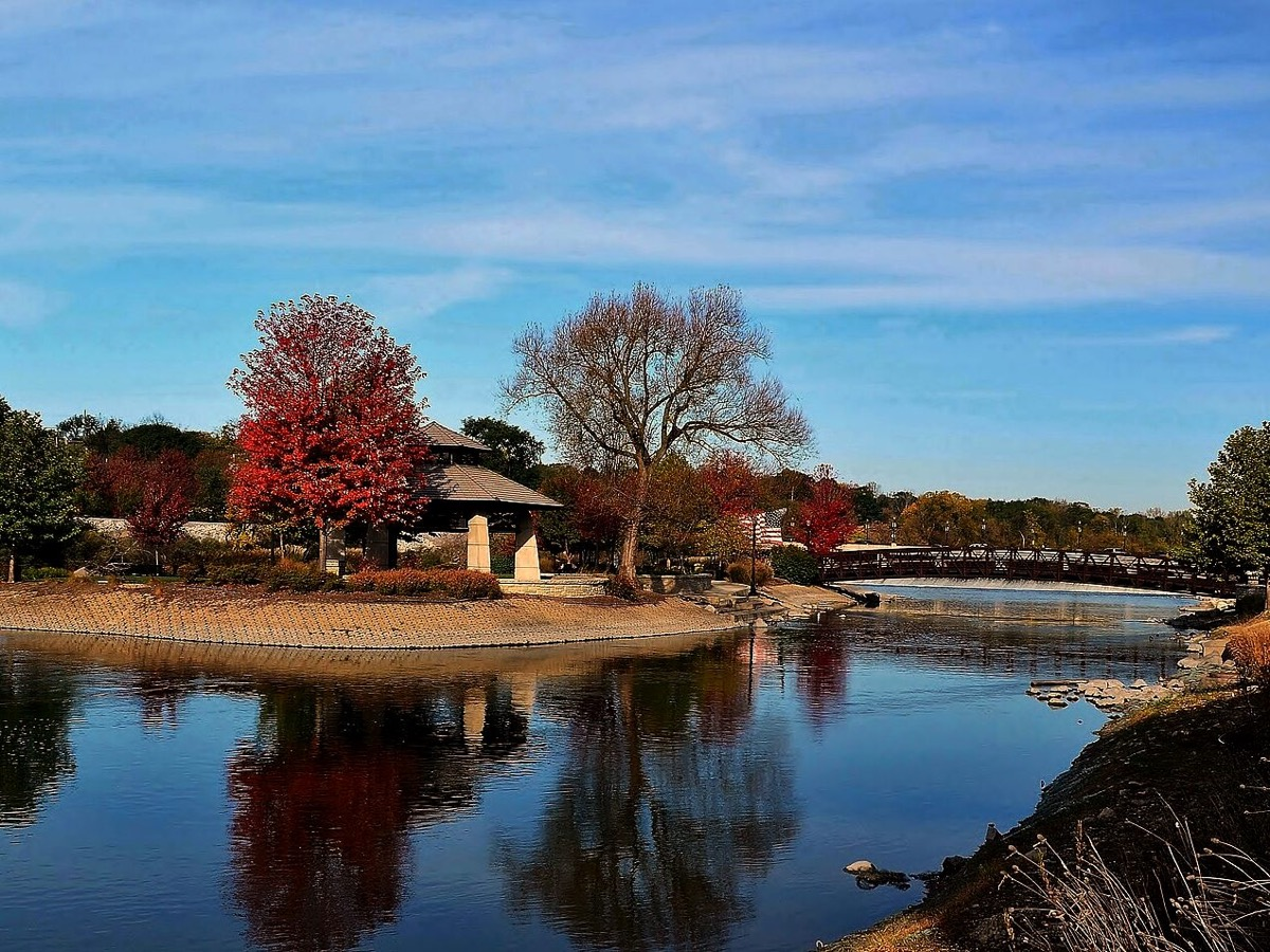 The Fox River and an island park in downtown Elgin, Illinois. Photo: bogdanstepniak, CC BY 3.0, via Wikimedia Commons.