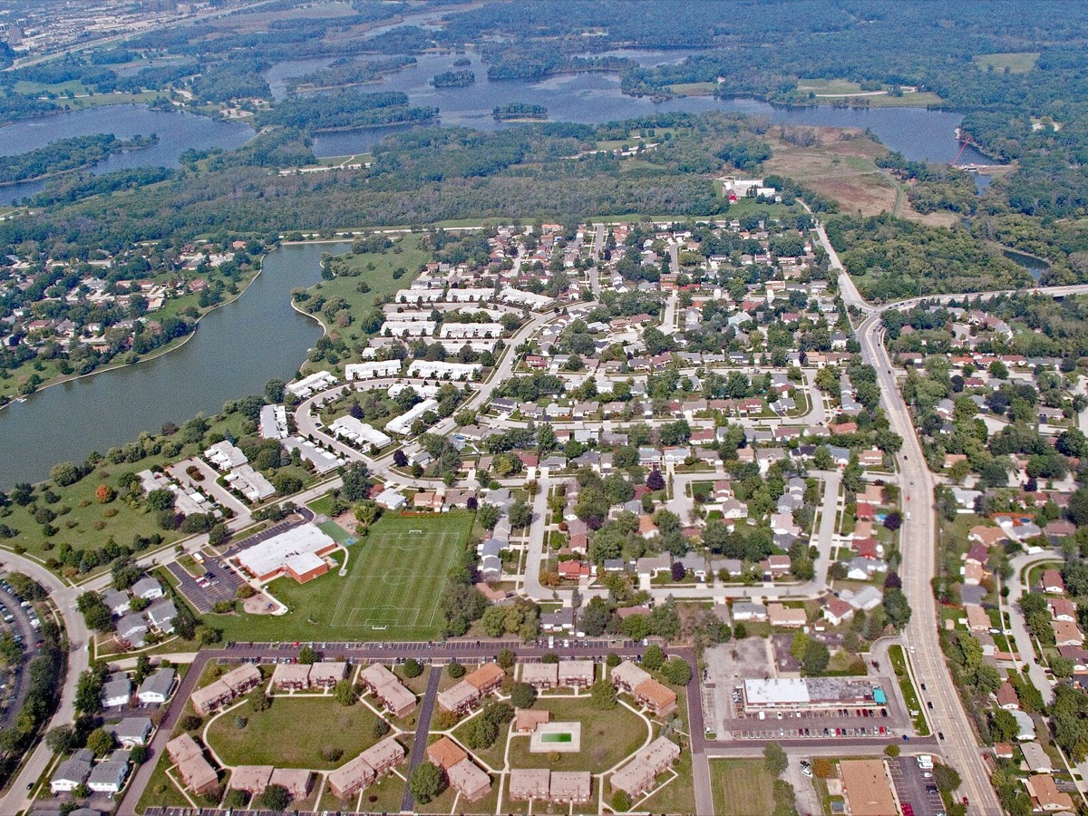 An aerial view over Elk Grove Village, Illinois. Photo: Downtowngal, CC BY-SA 4.0, via Wikimedia Commons.