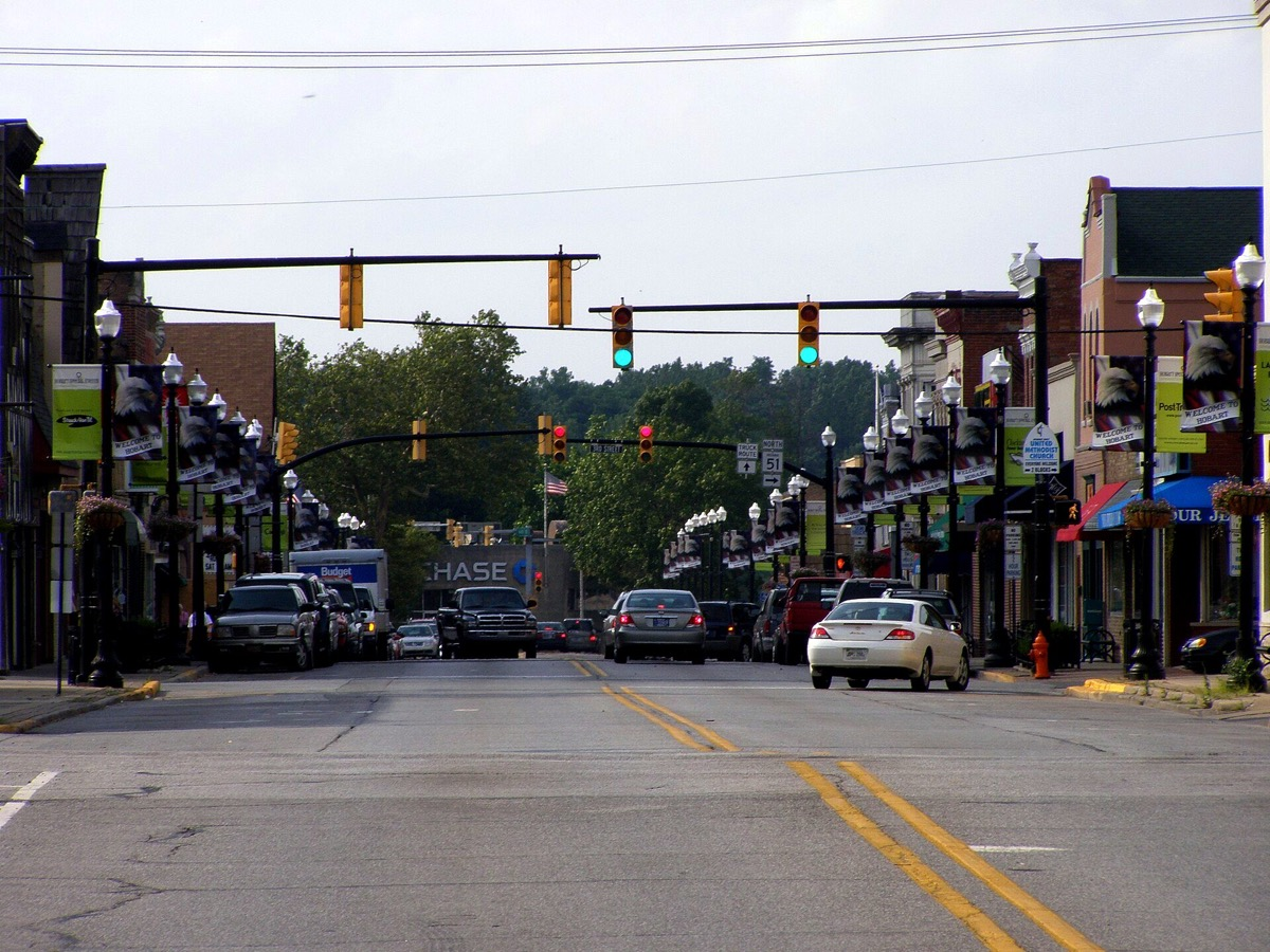 Main Street in downtown Hobart, Indiana. Photo: Chris Light, CC BY-SA 4.0, via Wikimedia Commons.