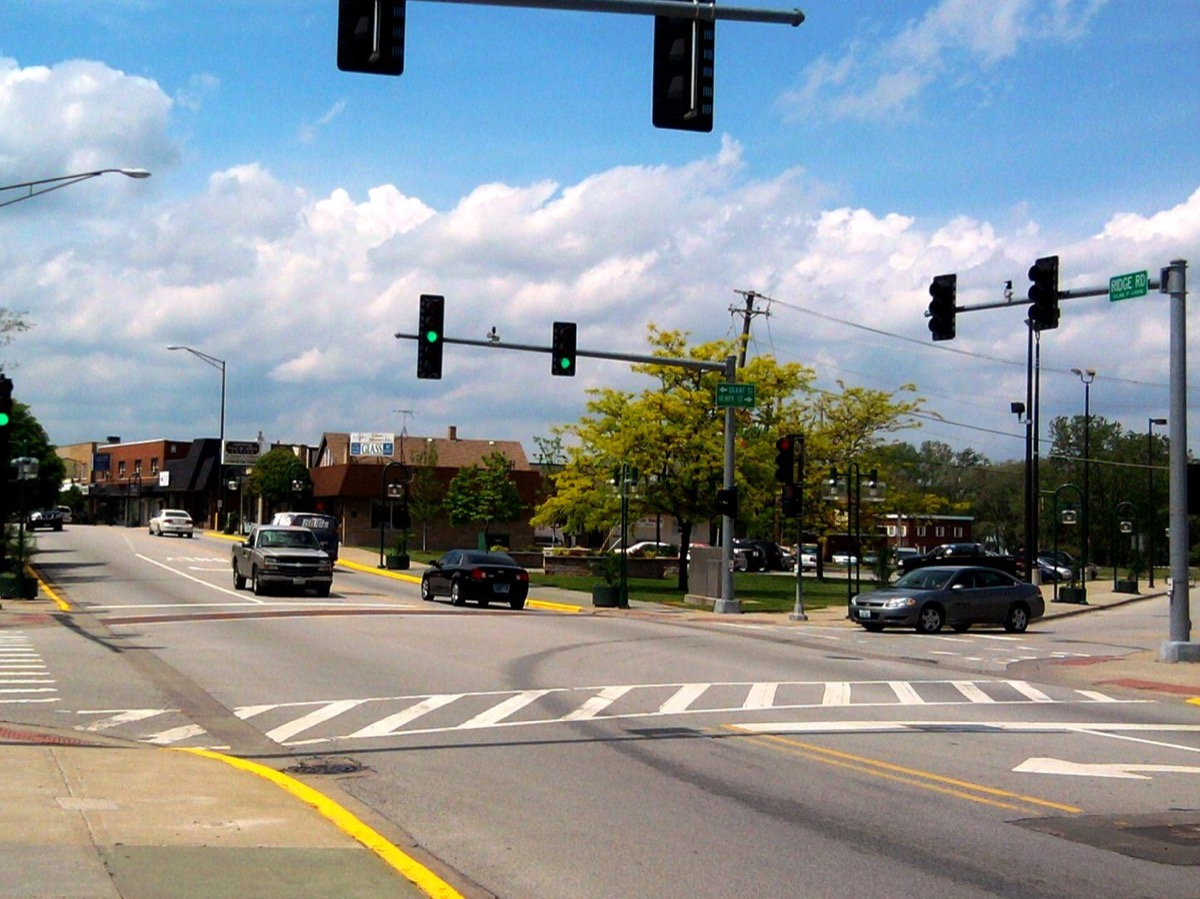 An intersection in downtown Lansing, Illinois. Photo: Dennisyerger84 at English Wikipedia, CC BY-SA 3.0, via Wikimedia Commons.