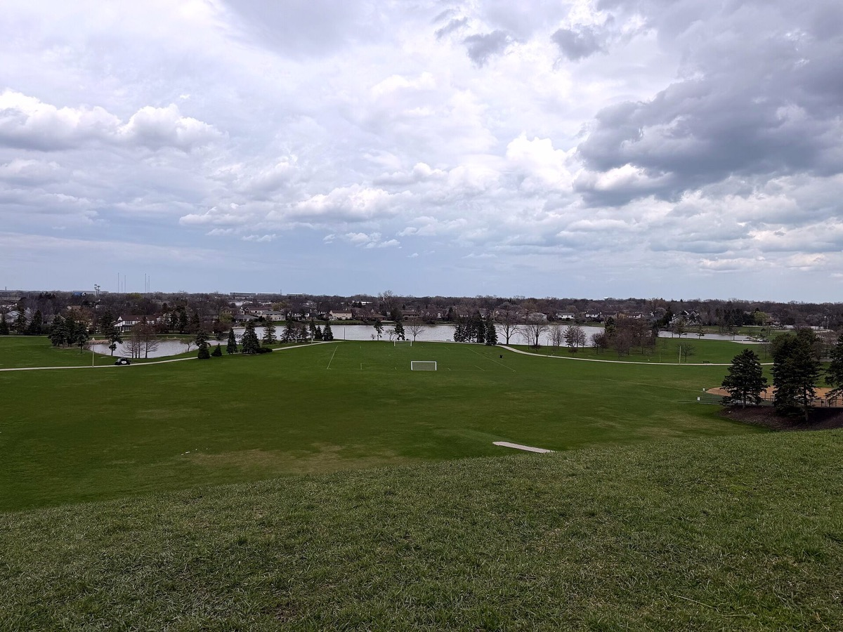 Wood Oaks Green Park in Northbrook, Illinois. Photo: CL Minecraft, CC BY-SA 4.0, via Wikimedia Commons.