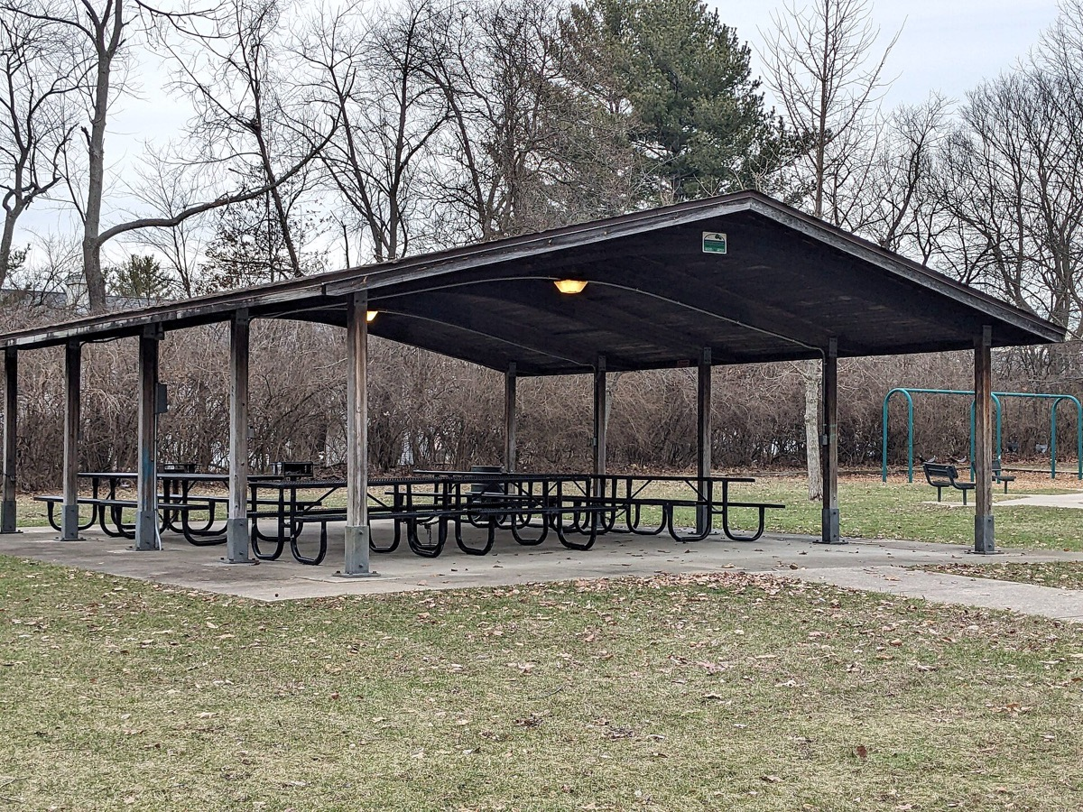 A picnic shelter at Becker Park in Peoria, Illinois. Photo: Shy gear, CC BY-SA 4.0, via Wikimedia Commons.