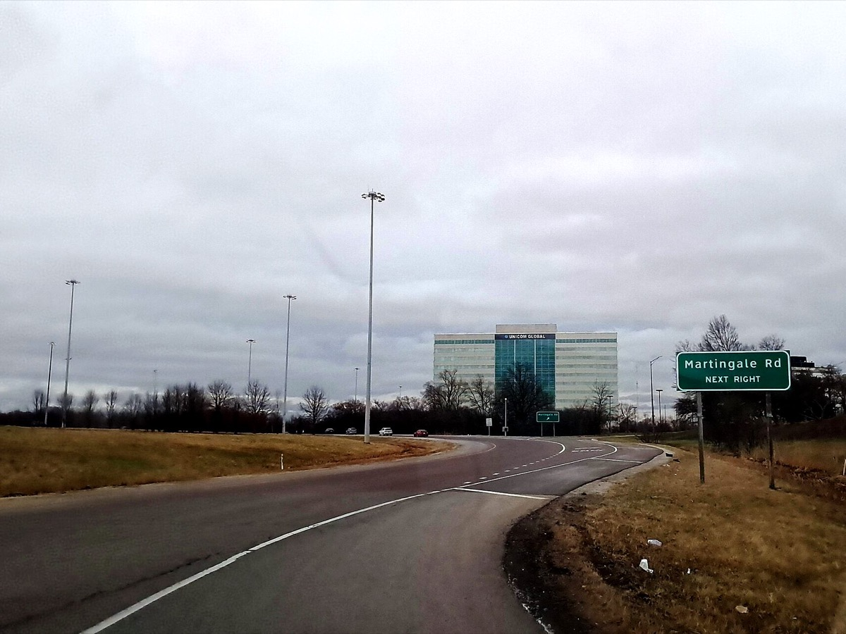 A highway ramp approaching Martingale Road in Schaumburg, Illinois. Photo: AlphaBeta135, CC BY 4.0, via Wikimedia Commons.