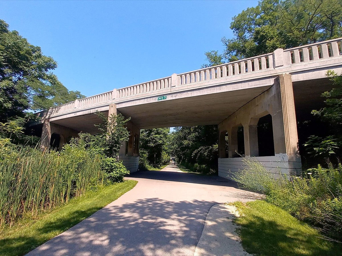 The Green Bay Trail at Cherry Street in Winnetka, Illinois. Photo: AlphaBeta135, CC BY 4.0, via Wikimedia Commons.